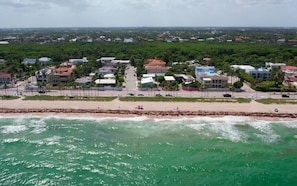 Beach nearby, sun-loungers, beach towels