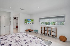3 bedrooms, desk, iron/ironing board, travel crib