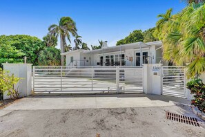 Exterior - Casa Alinna☀️HEATED Pool-Spacious Private Fort Lauderdale Beach House Kayak/Park (Fort Lauderdale)