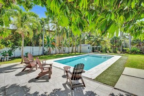 Outdoor pool, a heated pool - Casa Alinna☀️HEATED Pool-Spacious Private Fort Lauderdale Beach House Kayak/Park (Fort Lauderdale)