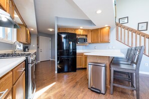 Een koelkast, een microgolfoven, een oven, een kookplaat