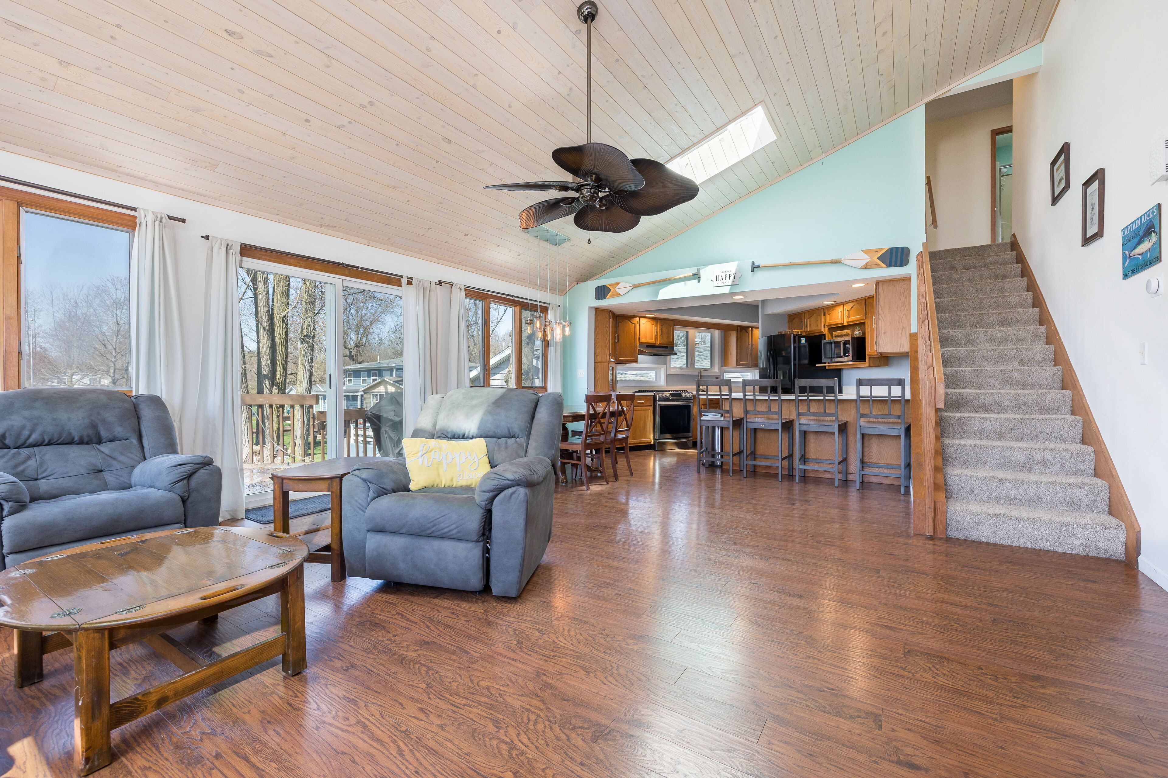 Smart TV, fireplace, books, offices