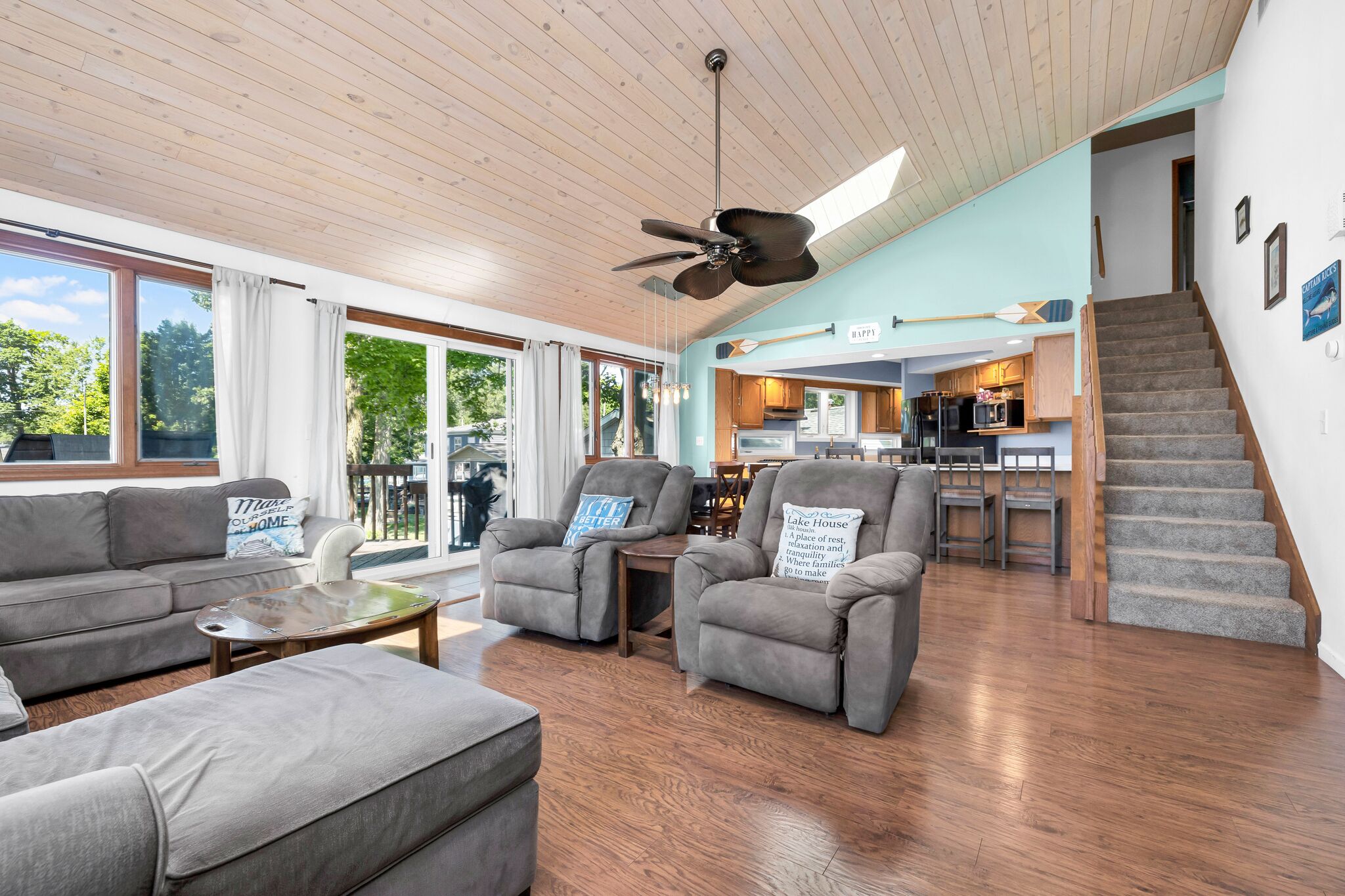 Smart TV, fireplace, books, offices