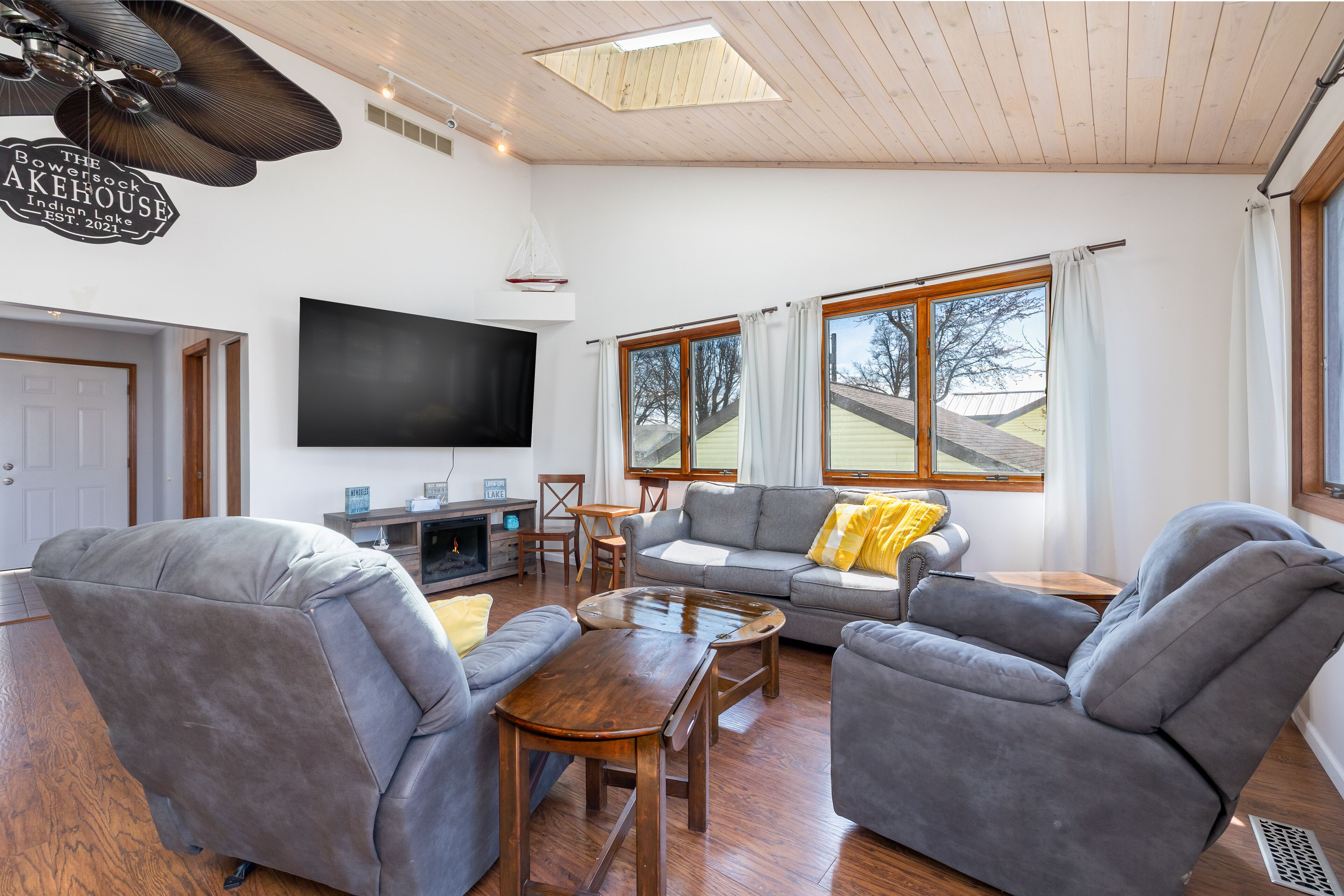 TV connectée, cheminée, livres, espaces bureaux