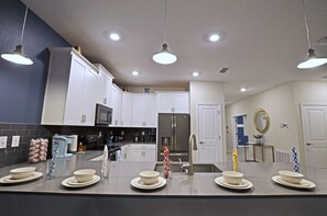 冷蔵庫、電子レンジ、食器洗い機、トースター