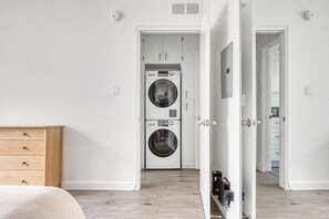 1 habitación, tabla de planchar con plancha, wifi y ropa de cama