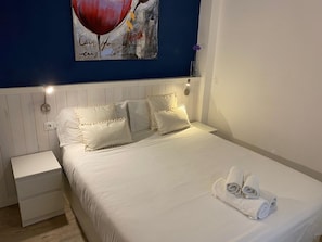 2 bedrooms, iron/ironing board, free Internet, bed sheets