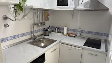 Een koelkast, een magnetron, een koffiezetapparaat/waterkoker