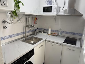 Een koelkast, een microgolfoven, een koffiezetapparaat/waterkoker