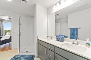 Doccia, asciugacapelli, asciugamani, sapone