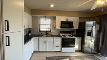 Geladeira, micro-ondas, fogão, cooktop