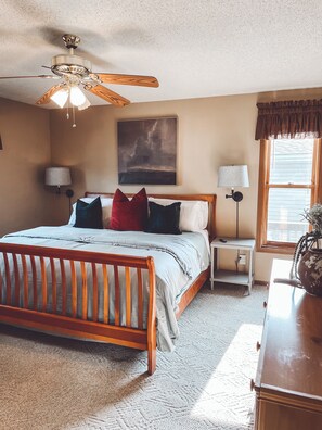 3 bedrooms, iron/ironing board, travel crib, WiFi - **NEW** Private retreat, No wake cove (Eldon)