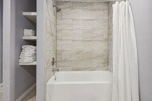 Ensemble baignoire-douche, séchoir à cheveux, serviettes fournies, savon