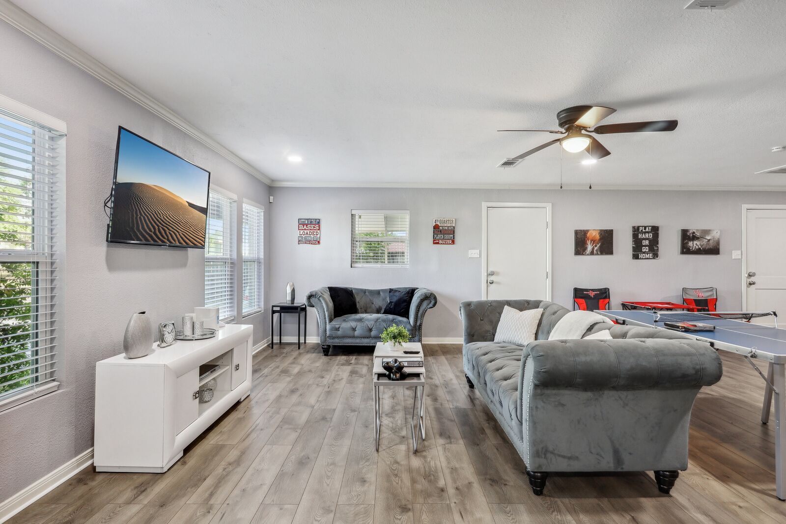 TV connectée, Netflix, baby-foot, table de tennis de table