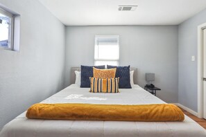 5 Schlafzimmer, Schreibtisch, Bügeleisen/Bügelbrett, Reisekinderbett