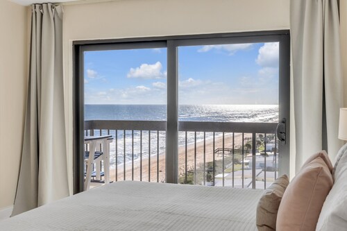 ☀️ Oceanfront Condo | Southern Balcony | Heated Beachfront Pool & Garage Parking 🚗