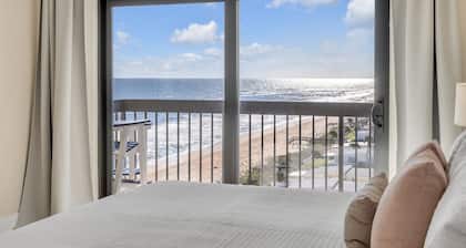 ☀️ Oceanfront Condo | Southern Balcony | Heated Beachfront Pool & Garage Parking 🚗