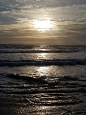 En la playa, camastros y toallas de playa 
