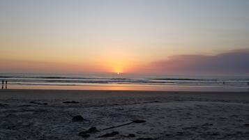 Plage, chaises longues, serviettes de plage
