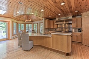 ثلاجة، ميكروويف، موقد طهي مسطح، غسالة أطباق