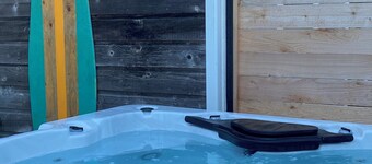 Romantic Tropical-themed Bungalow by the Sea. Pet Friendly!! Sleeps 2