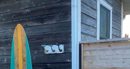 Romantic Tropical-themed Bungalow by the Sea. Pet Friendly!! Sleeps 2