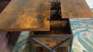 Una mesa de madera con un cajón y estructura metálica.