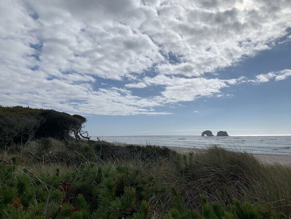 Beach nearby, sun-loungers, beach towels