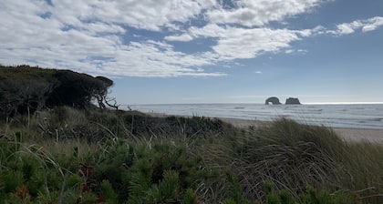 Romantic Tropical-themed Bungalow by the Sea. Pet Friendly!! Sleeps 2