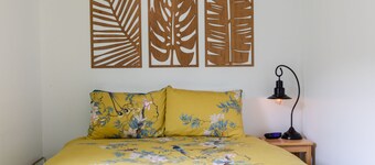 Romantic Tropical-themed Bungalow by the Sea. Pet Friendly!! Sleeps 2