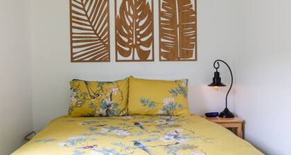 Romantic Tropical-themed Bungalow by the Sea. Pet Friendly!! Sleeps 2