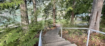 Luxurious Cabin Style Lake House walking distance to Lake Cushman