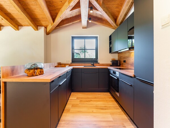 Fridge, oven, stovetop, dishwasher