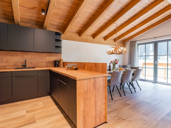 Réfrigérateur, un four, surface de cuisson, lave-vaisselle