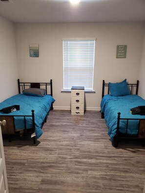 4 habitaciones, tabla de planchar con plancha, wifi y ropa de cama