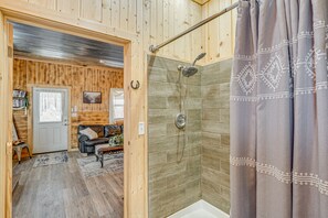Gratis toiletartikelen, een haardroger, handdoeken