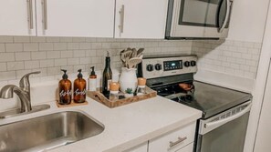 Private kitchen - Modern Boho Home mins from Beach & NightLife MIAMI (Miami)