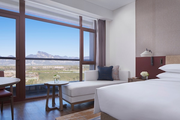 Premier Room, 1 King Bed, Mountain View | Premium bedding, down duvets, minibar, in-room safe