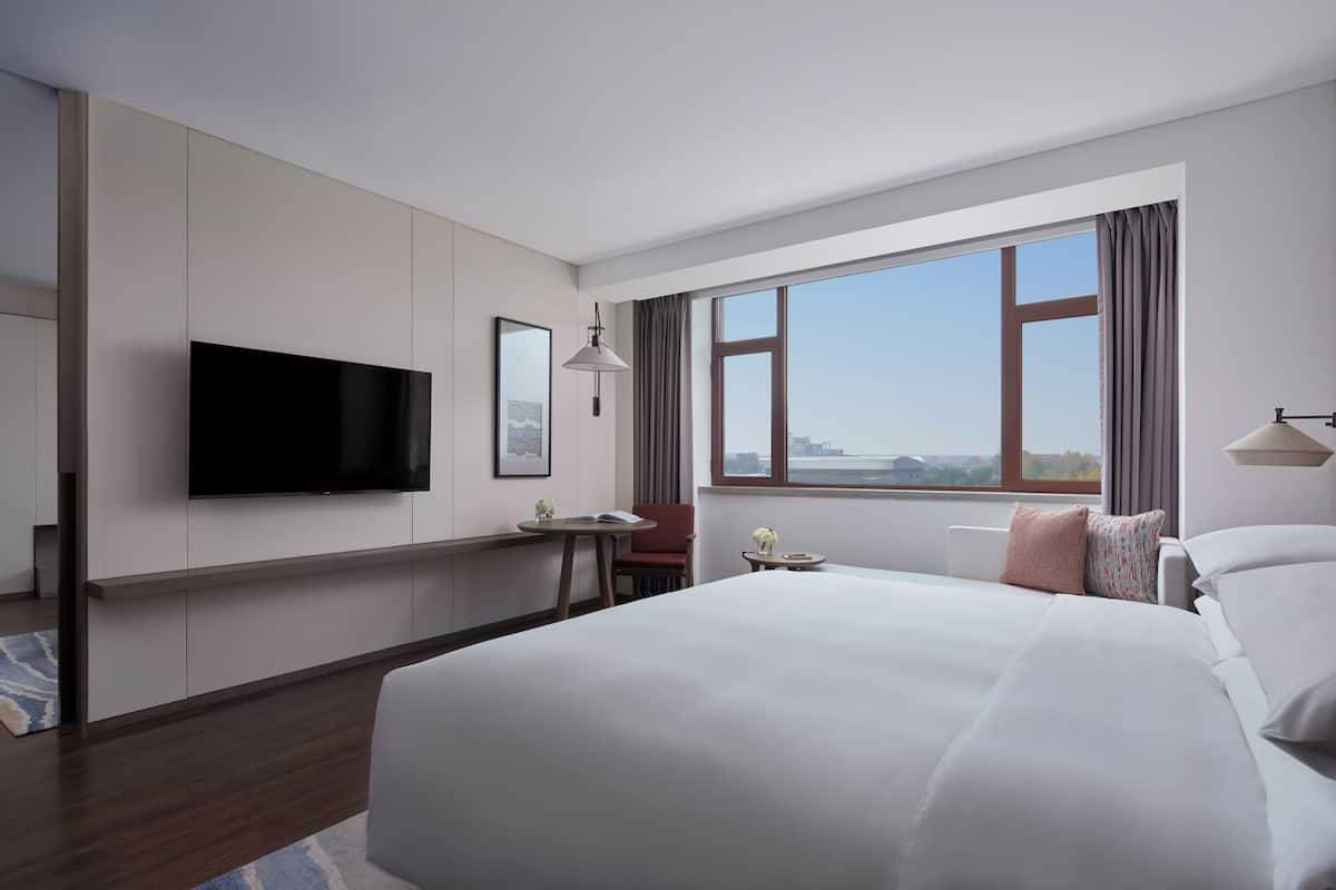 Deluxe Suite, 1 Bedroom | Peralatan tempat tidur premium, gebar bulu kapas, bar mini