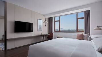 Deluxe Suite, 1 Bedroom | Premium bedding, down comforters, minibar, in-room safe