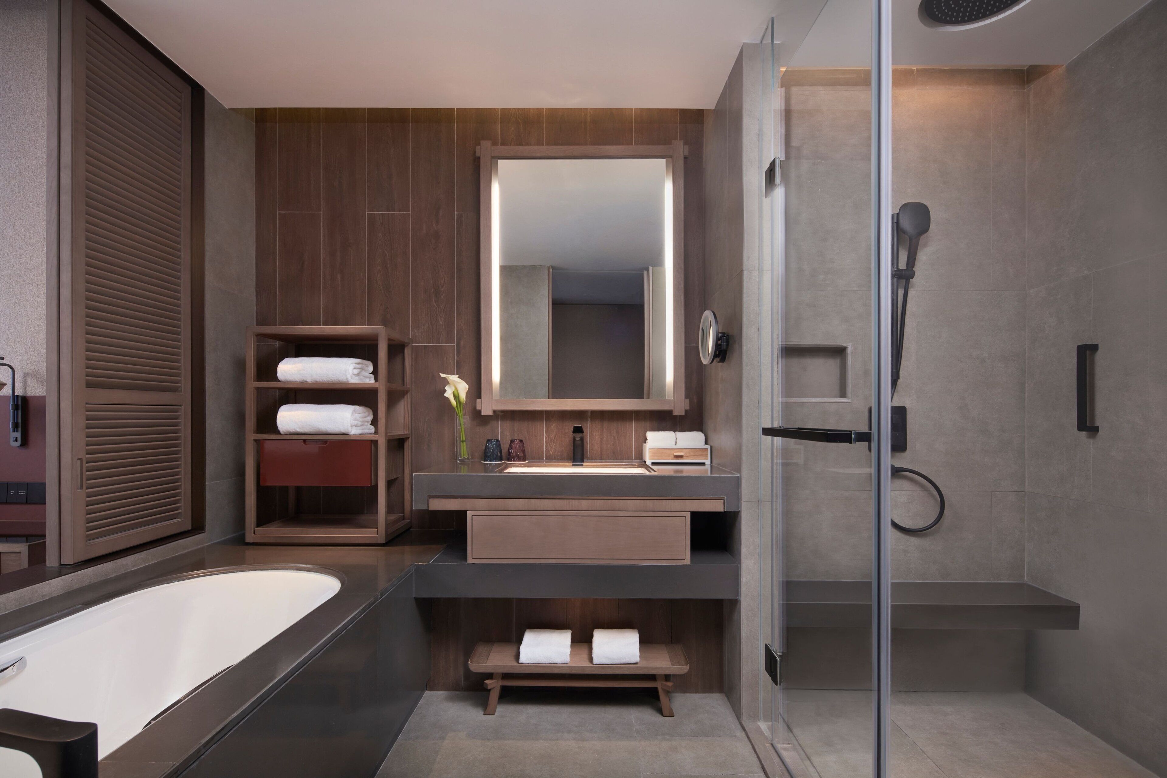 Separate bathtub and shower, hydromassage showerhead, free toiletries
