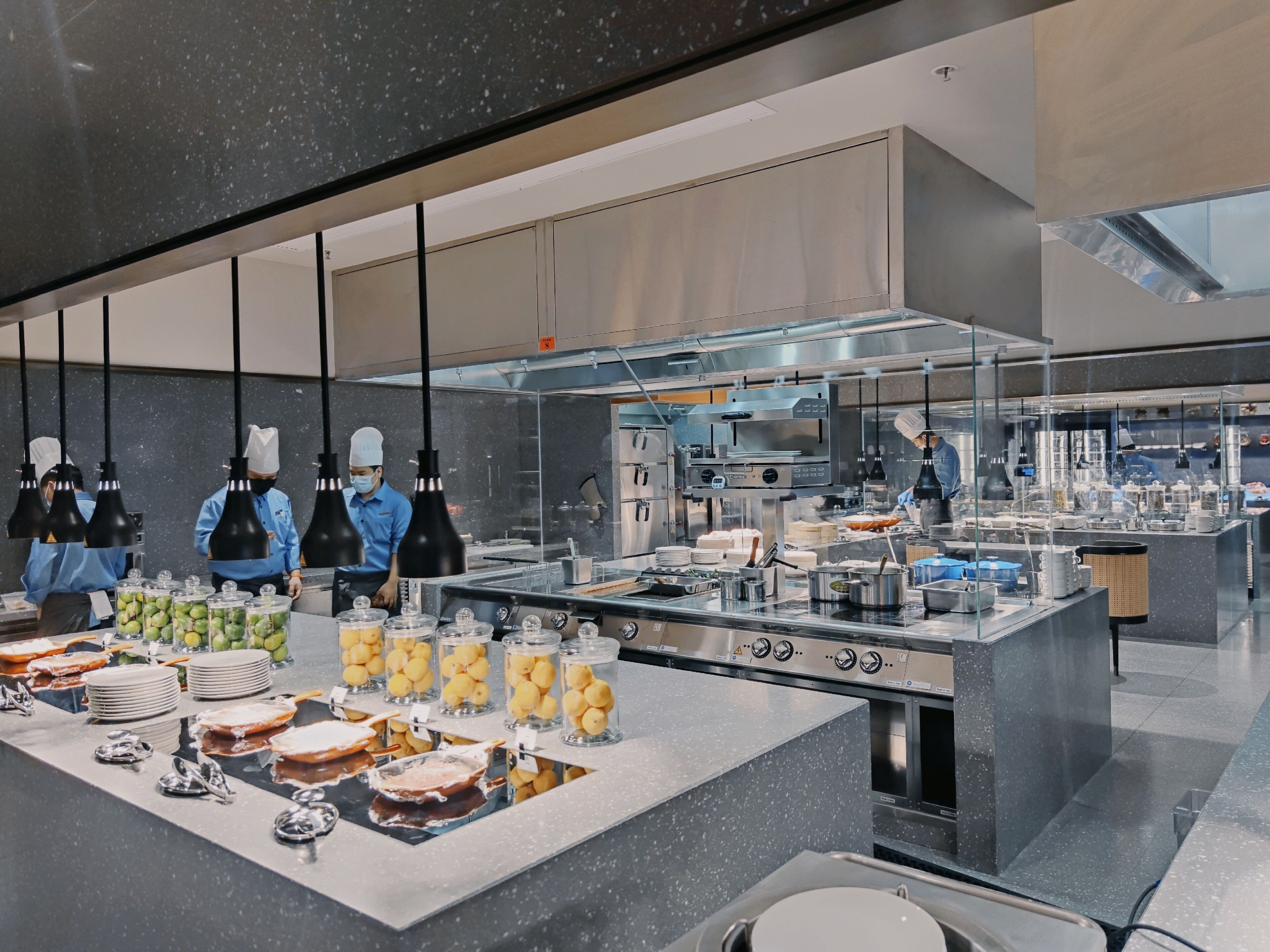 Daily buffet breakfast (CNY 88 per person)