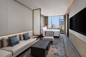 Premium Room, 1 King Bed | Minibar, in-room safe, blackout drapes, iron/ironing board