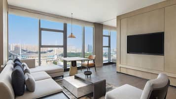 Minibar, caja fuerte, cortinas opacas y tabla de planchar con plancha