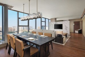 Minibar, in-room safe, blackout curtains, iron/ironing board - Courtyard by Marriott Luoyang (Luoyang)