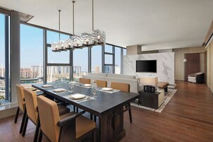 Minibar, caja de seguridad en la habitación y cortinas blackout 