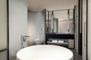 Rainfall showerhead, free toiletries, hair dryer, bathrobes - Courtyard by Marriott Luoyang (Luoyang)