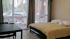 Una habitación con una cama, una mesa y una silla.