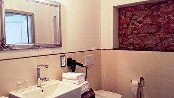 Haartrockner, HandtĂŒcher, Seife, Toilettenpapier