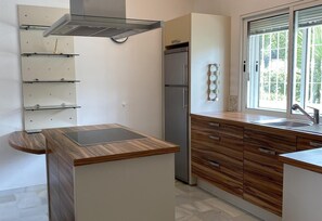 Jääkaappi, mikroaaltouuni, uuni, liesi